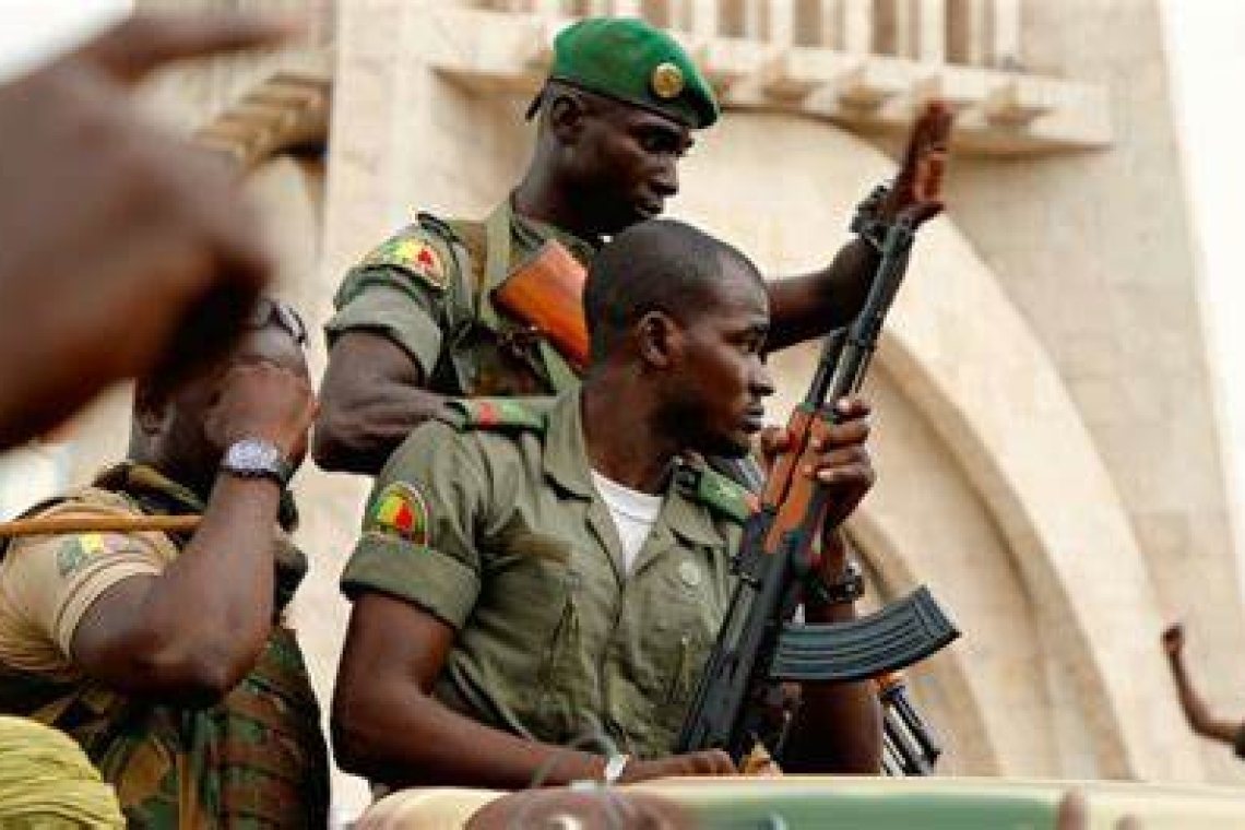 Tensions au Mali : Suspension des activités politiques par la junte
